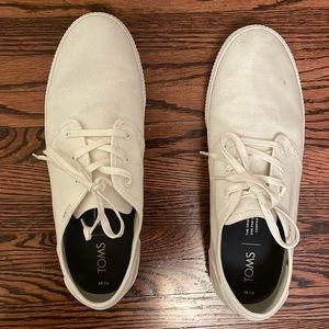 Mens size 10 Toms white lace up sneakers.